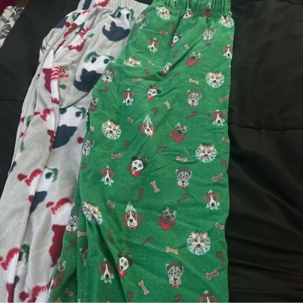 Green Festive Pajama Bottoms with Winter Motifs